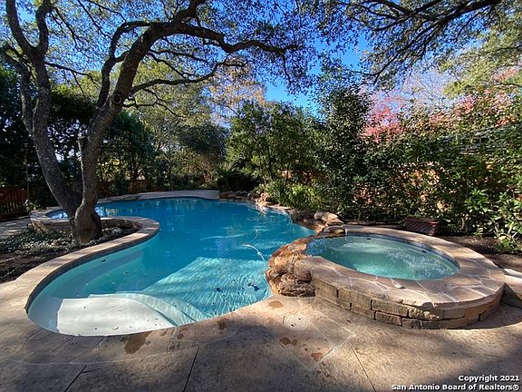 3rd image of 606 Bluff Cliff Dr