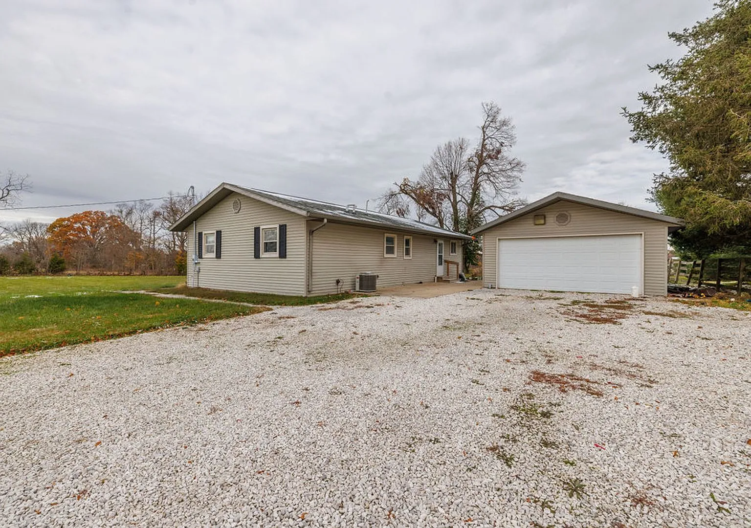 Quiet 3 Bedroom Home with Detached Garage — Photo 2