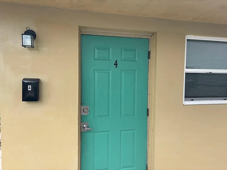 227 W Blue Heron Blvd — Photo 4