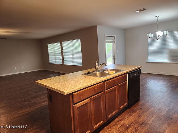 4th image of 7 Whisperwood Ln