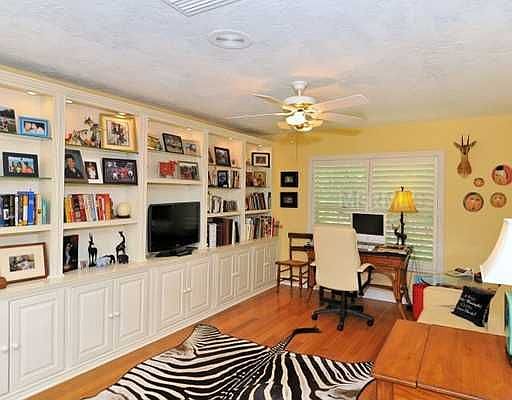 4th image of 4939 Hidden Oaks Ln