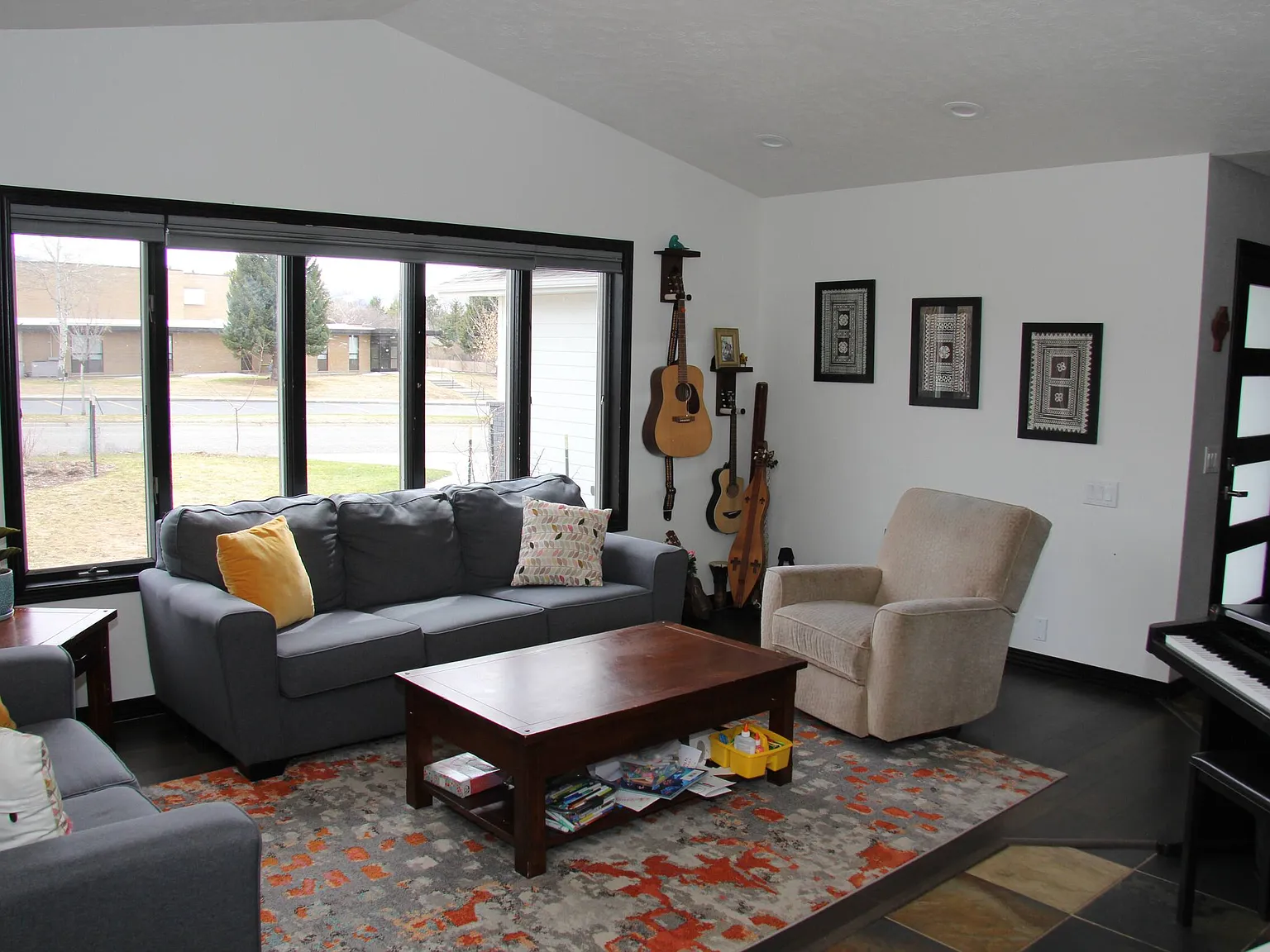 5 bed, 3986 sqft, $4,900 — Photo 3