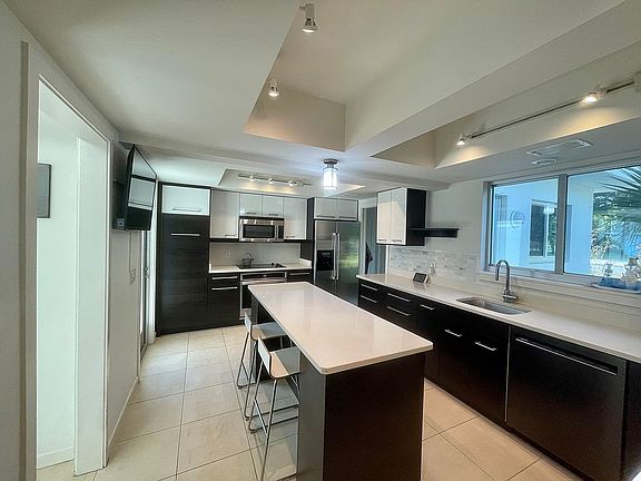 3rd image of 501 Gardenia Ln