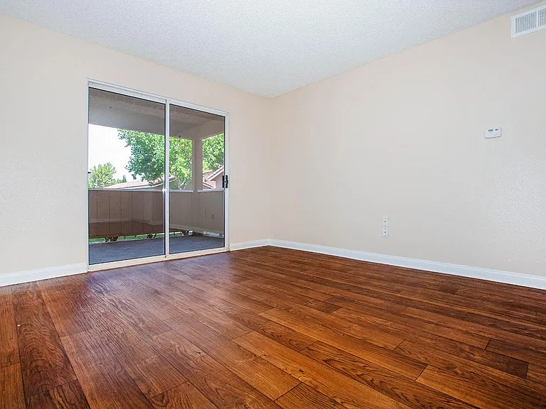 Sunset Pointe Apartments — Photo 15