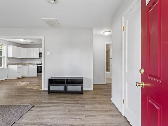 4th image of 624 Sterling St