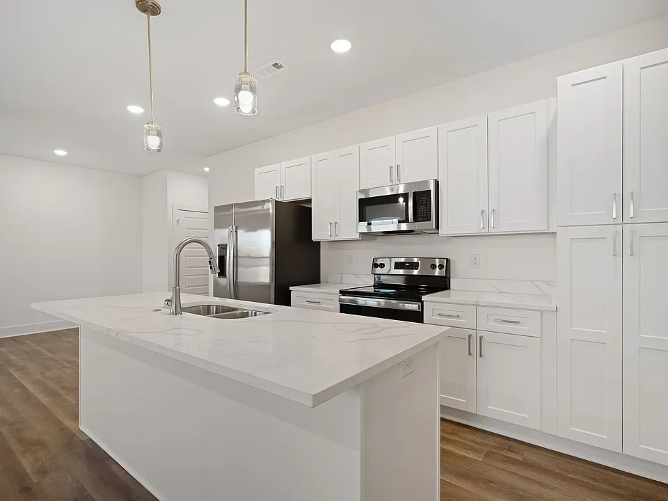 2400 SW Ednruance Way #2