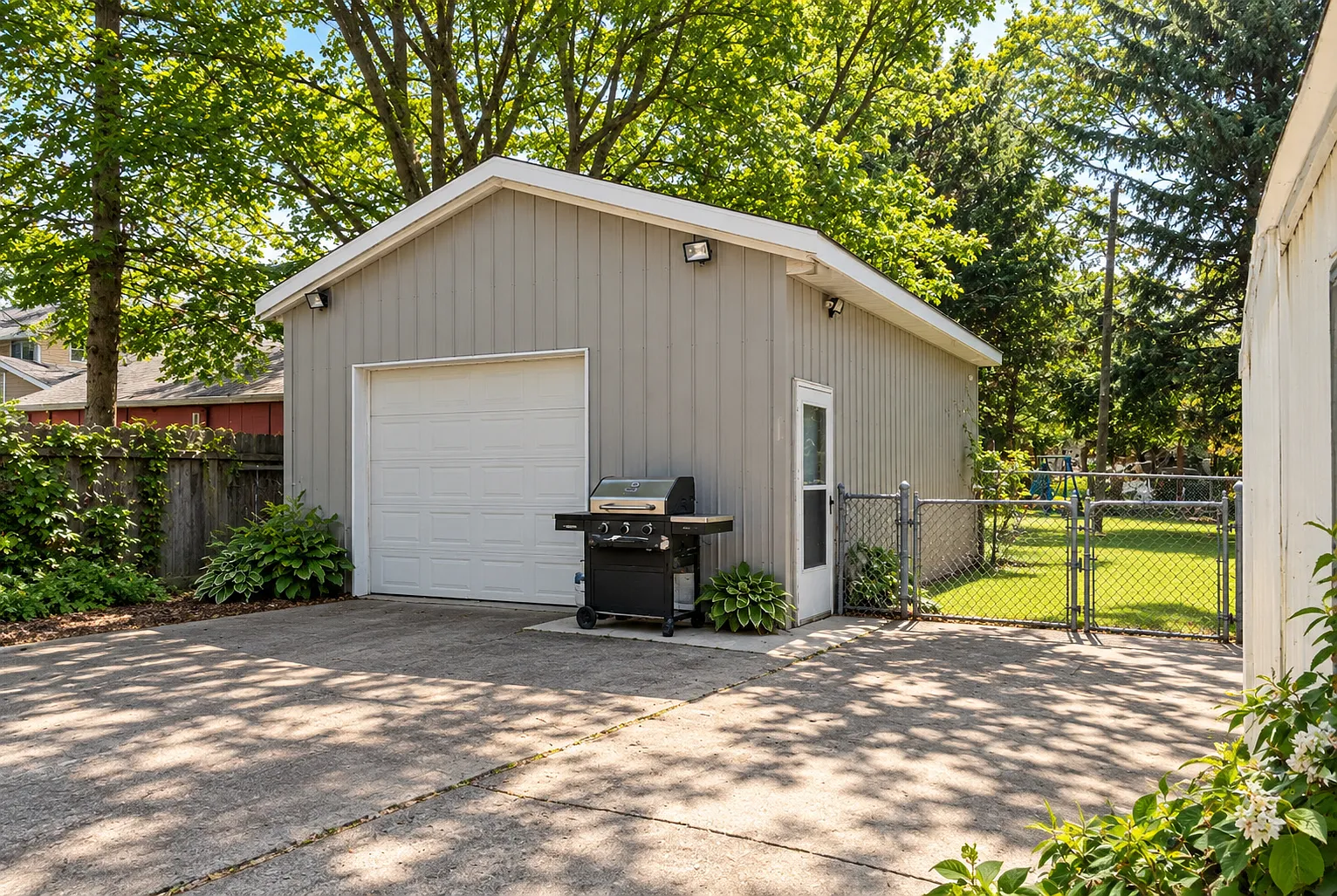 3 bed, 1001 sqft, $1,900 — Photo 2