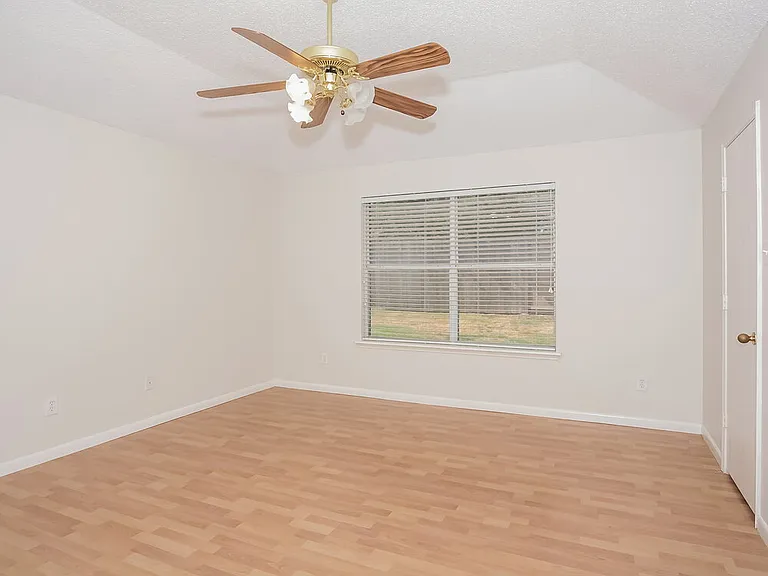 925 Comiskey Ct — Photo 8