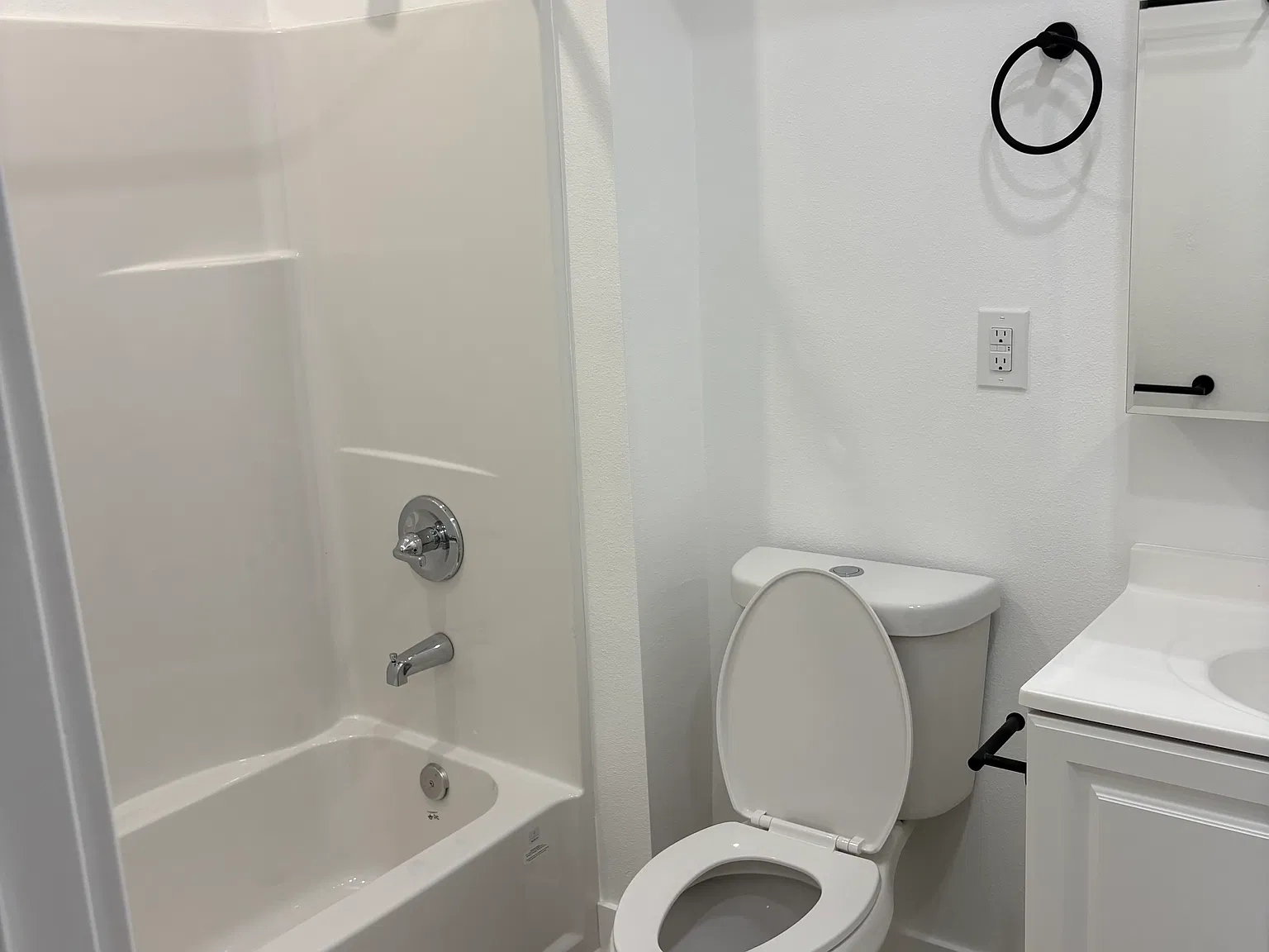 3 bed, 1000 sqft, $3,300 — Photo 1