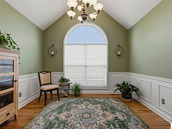 3rd image of 165 Zoe Dr