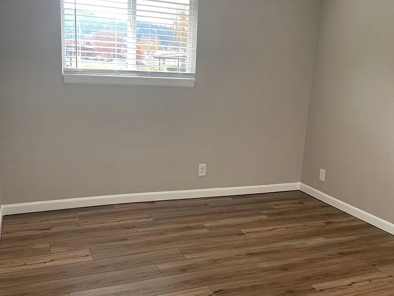 Churchill Village Apartments — Photo 119
