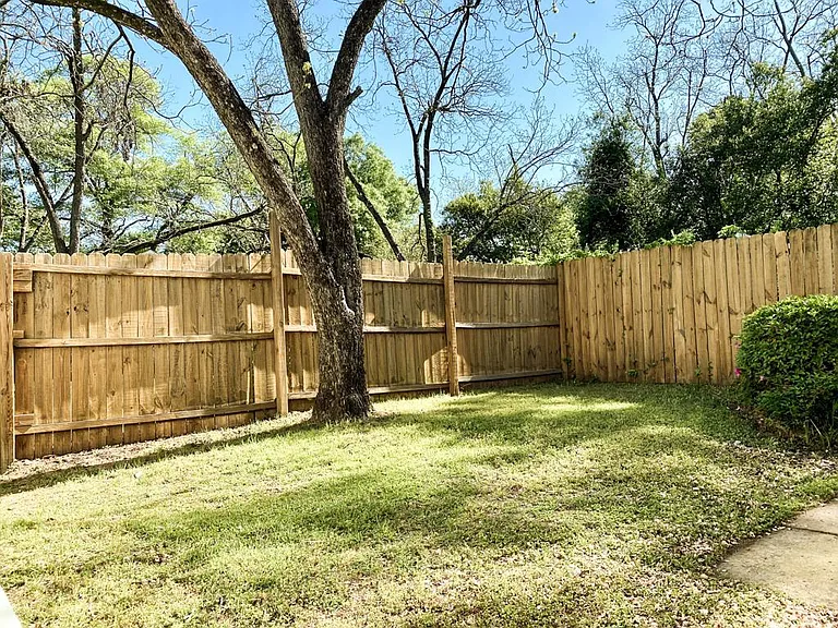 Backyard, completely private from the mein house's backyard.