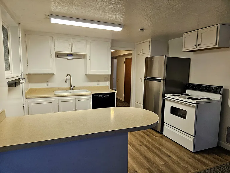 557 E Sherman Ave — Photo 4