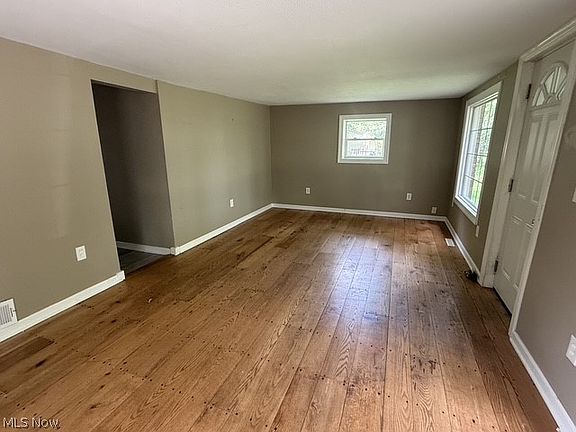 3rd image of 8308 Bellflower Rd