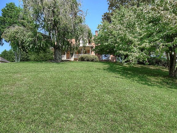 5th image of 816 Lizabeth Dr
