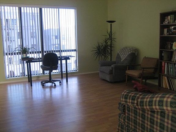 4th image of 533 S Saint Andrews Pl #300