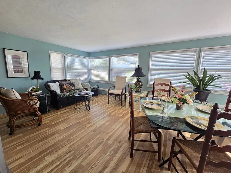 2441 Gulf Gate Dr — Photo 5