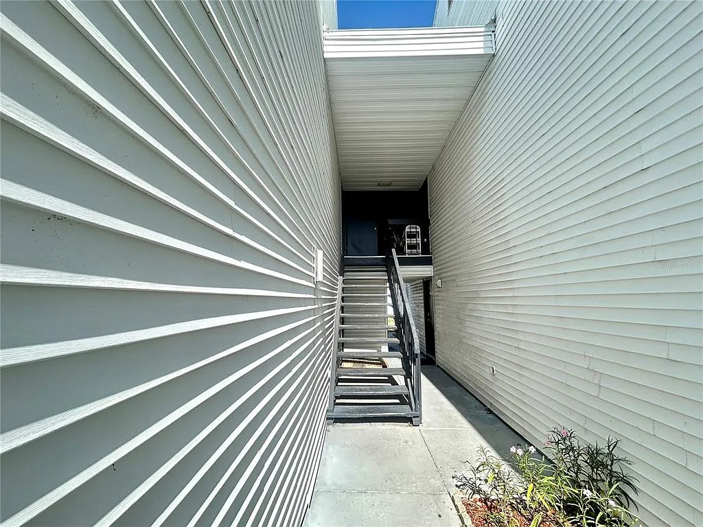 3 bed, 2.0 bath, 1010 sqft, $1,900 — Photo 3