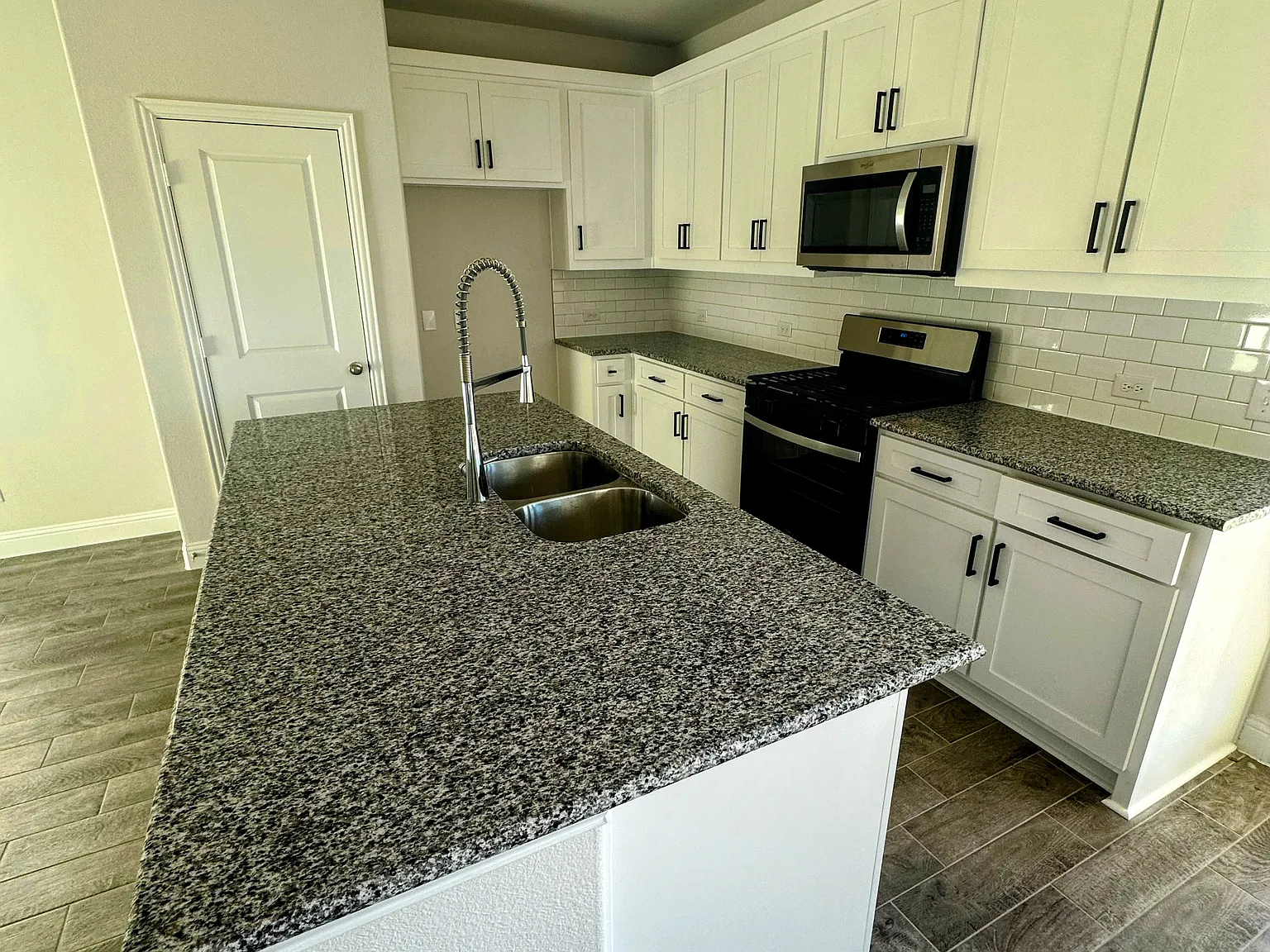 4 bed, 2037 sqft, $2,095 — Photo 3