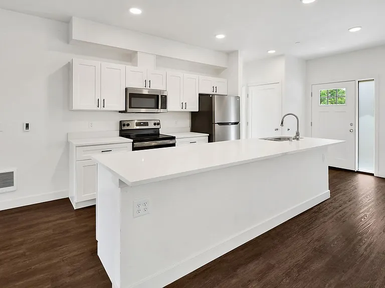 619 E Myrtle St — Photo 6