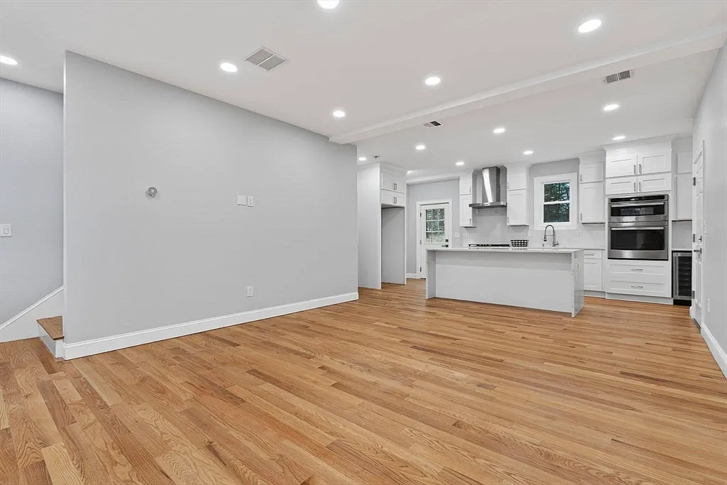 3 bed, 2.5 bath, 2100 sqft, $3,900 — Photo 4