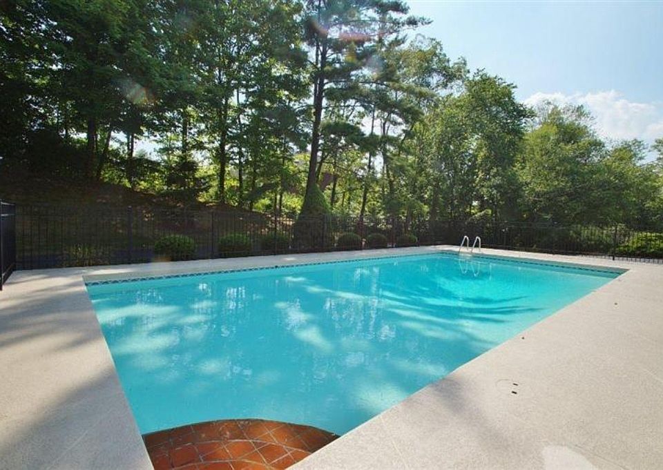2nd image of 6000 Pineview Ln