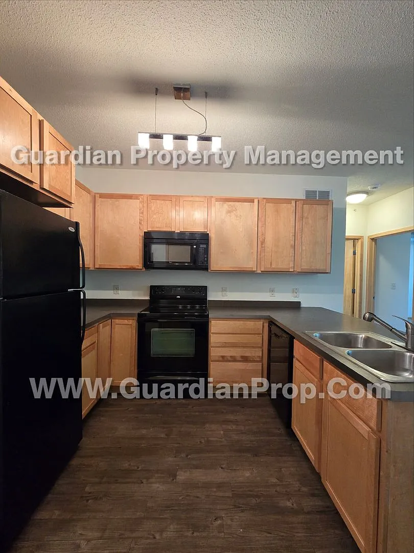Marcy Holmes/Dinkytown Top Floor, 3 bd, Dishwasher, 1 Parking Space, 1 Month Free — Photo 3