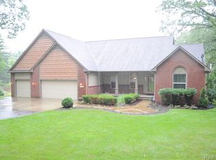 1822 Wixom Trl, Milford, MI 48381