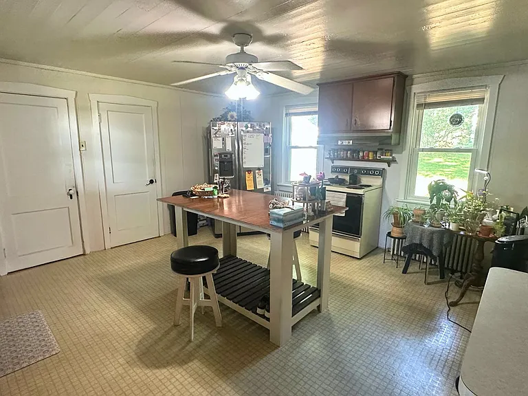 1404 E Newport Rd — Photo 10