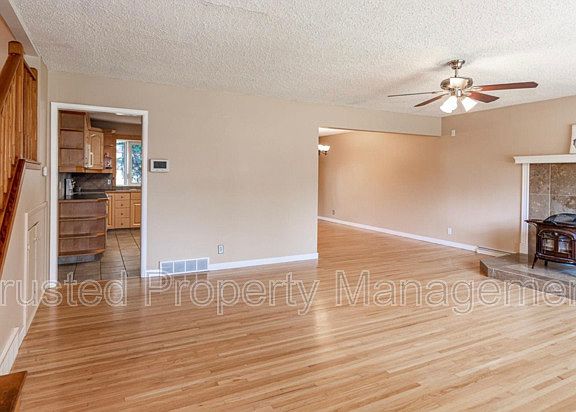 4th image of 15914 92a Ave NW