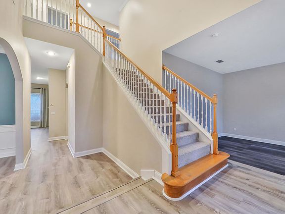 5th image of 907 Eagle Point Dr