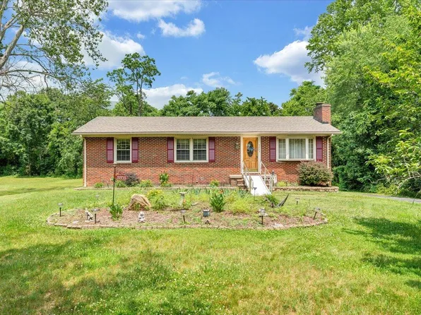 3203 Bradshaw Rd, Salem, VA 24153