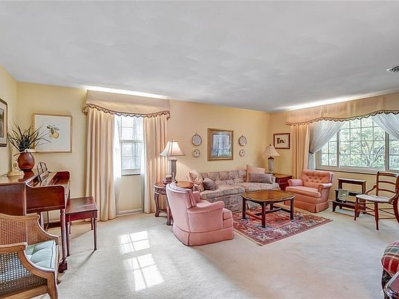 5th image of 248 Balmoral Dr