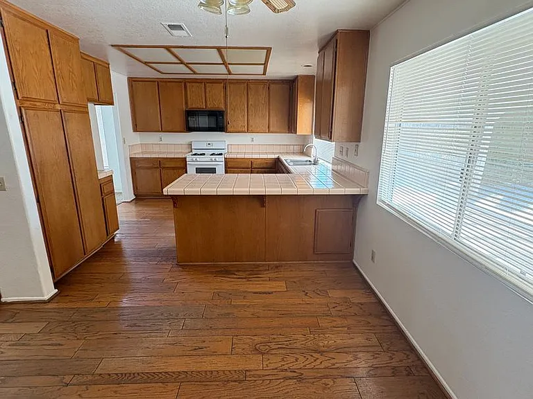 14333 La Crescenta Ave — Photo 6