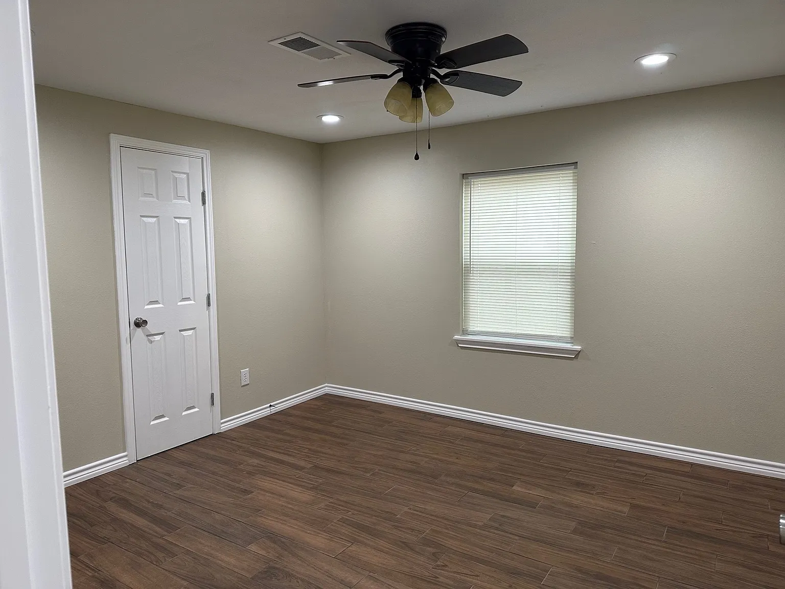 631 Live Oak Apt A - 1 — Photo 4