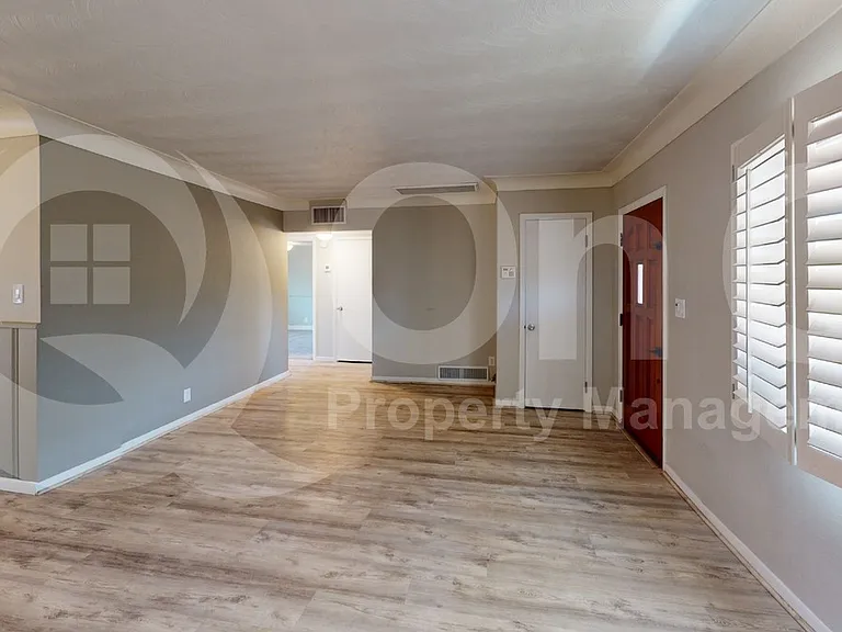 1305 E Water St — Photo 8