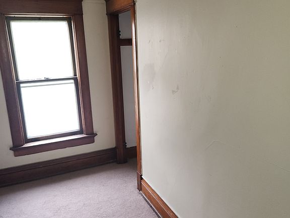 5th image of 910 Ontario Ave