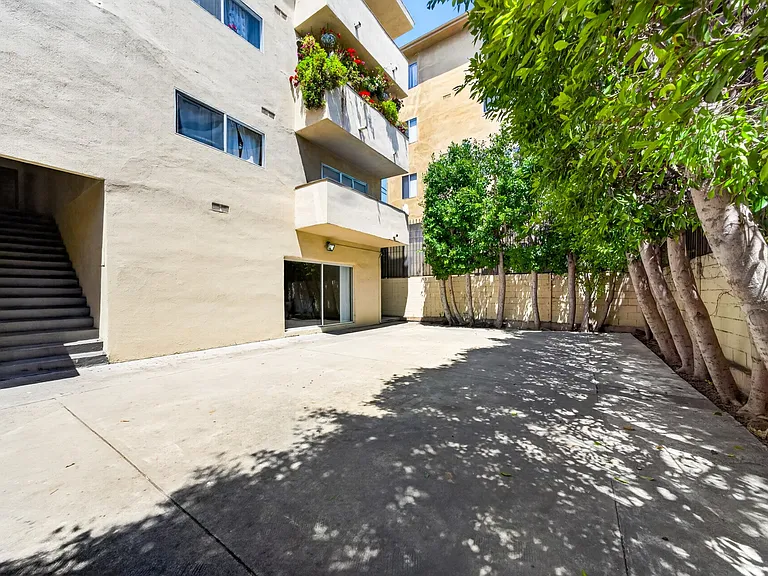 Serrano Apartments — Photo 23