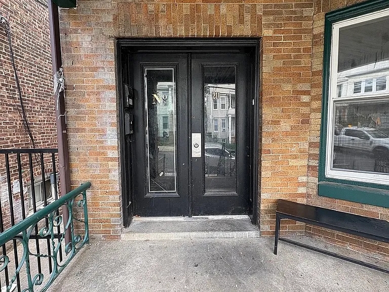 211 Grant Ave #1A — Photo 3
