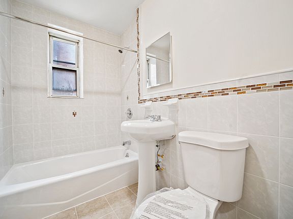 5th image of 36-20 Parsons Blvd #1F