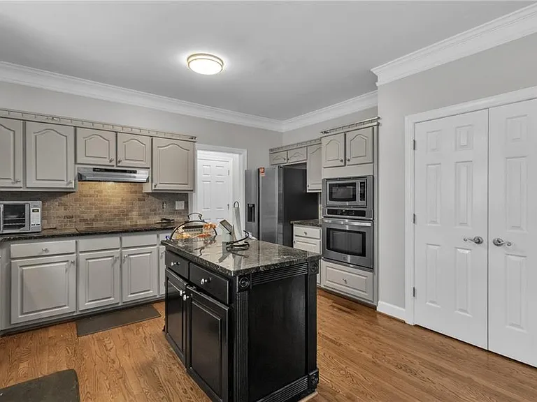 1085 Castle Pointe Ln — Photo 11