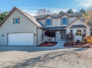 380 Cheshire Ct, Pewaukee, WI 53072