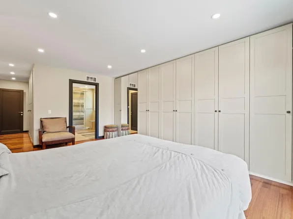 3524 Country Club Dr, Glendale, CA 91208