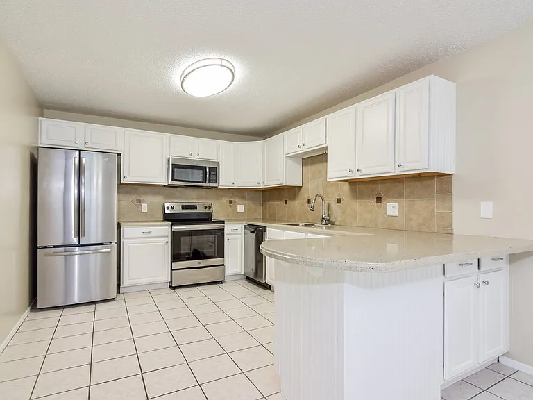 2451 Glenview Dr — Photo 6
