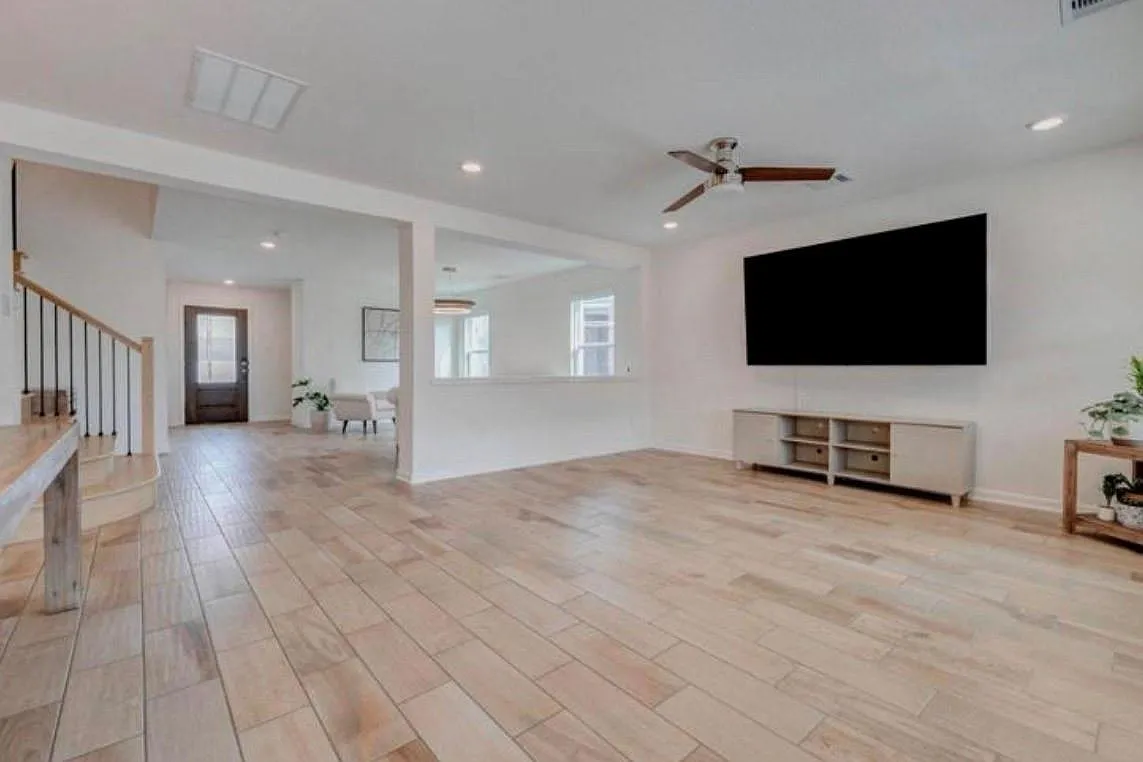 3 bed, 2.5 bath, 2800 sqft, $2,450 — Photo 4