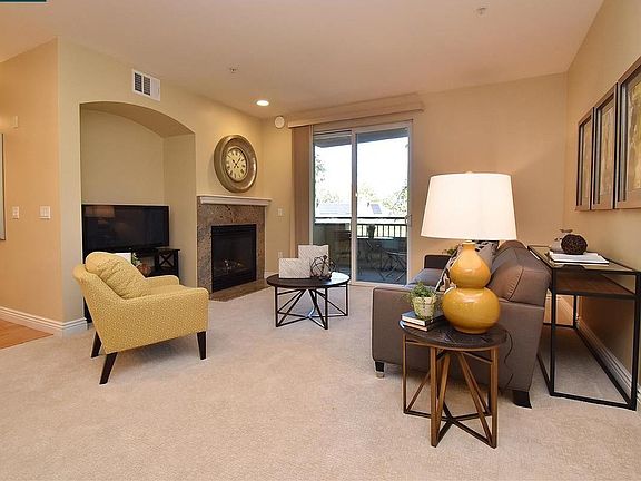 3rd image of 1310 Creekside Dr Unit 201