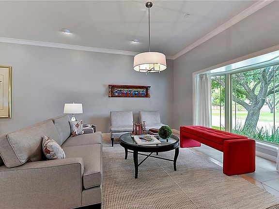 5th image of 1207 Brook Hollow Dr