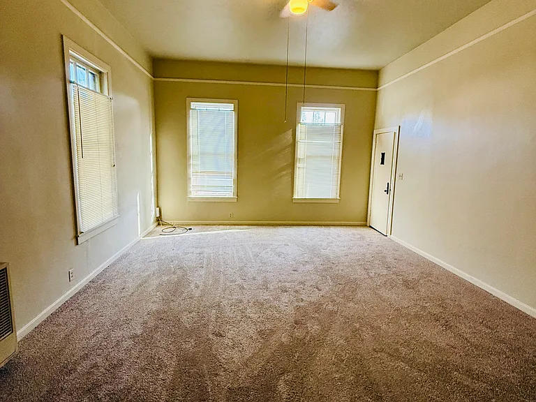 1569 Oak St — Photo 3