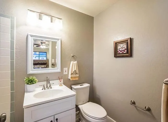 1661 Crestwood Dr — Photo 3