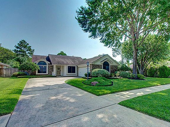 3rd image of 15866 Meadow Village Dr